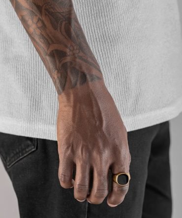 onyx-signet-ring-gold